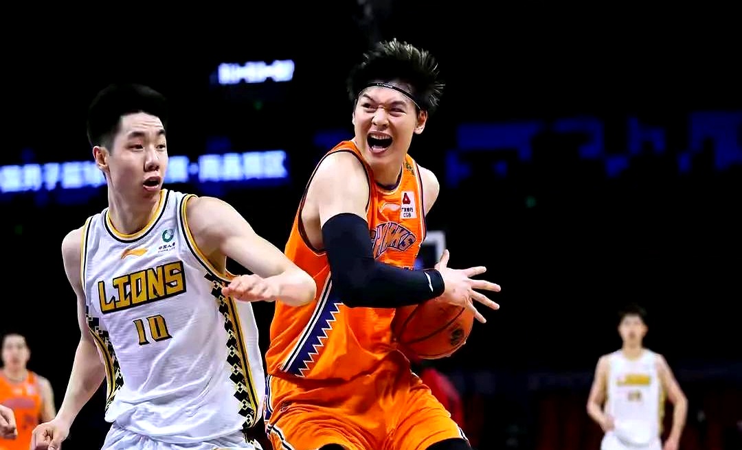 包含强强对抗中，球队战术调整备战下场比赛的词条