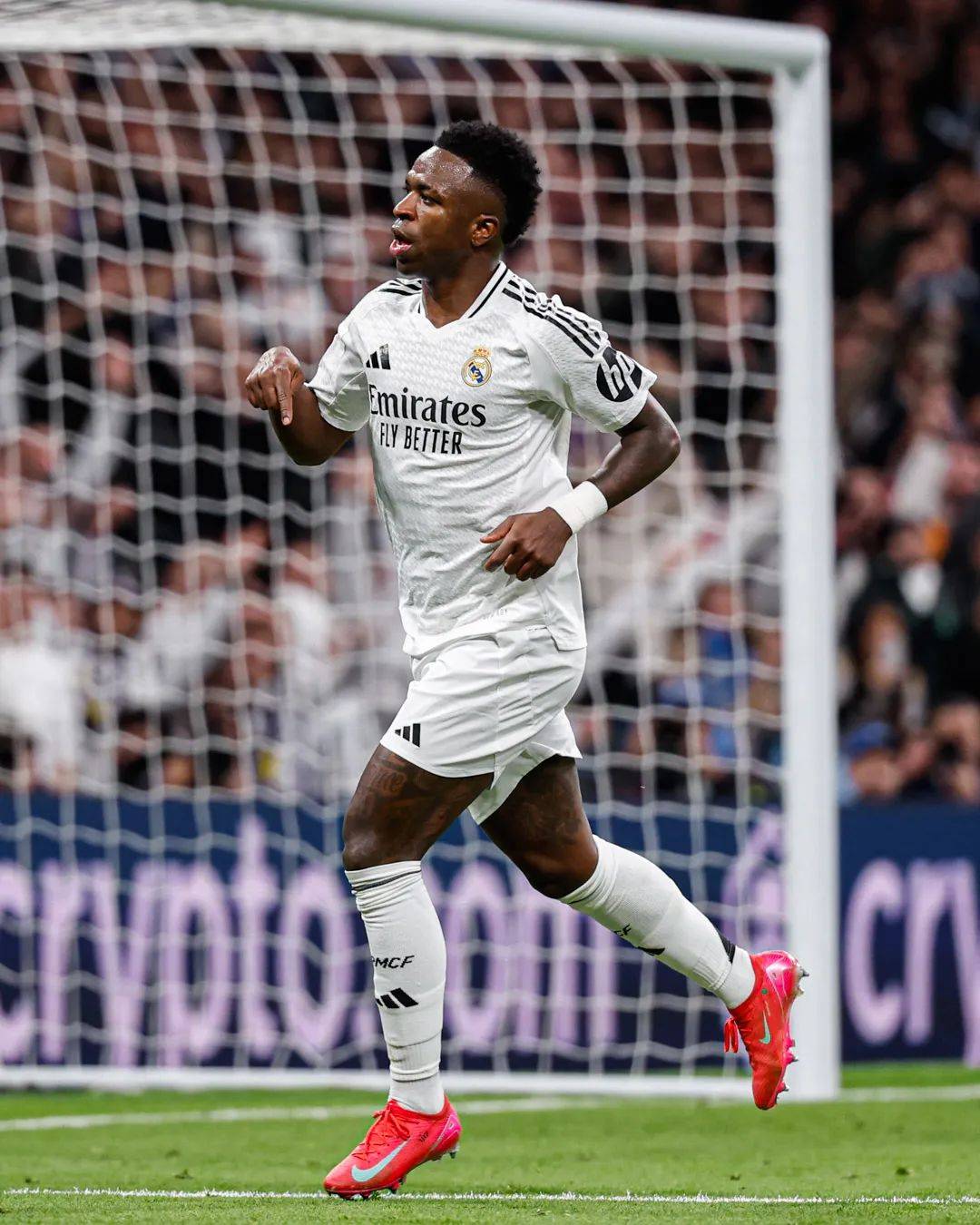 足坛新星梅开二度，引领球队取胜