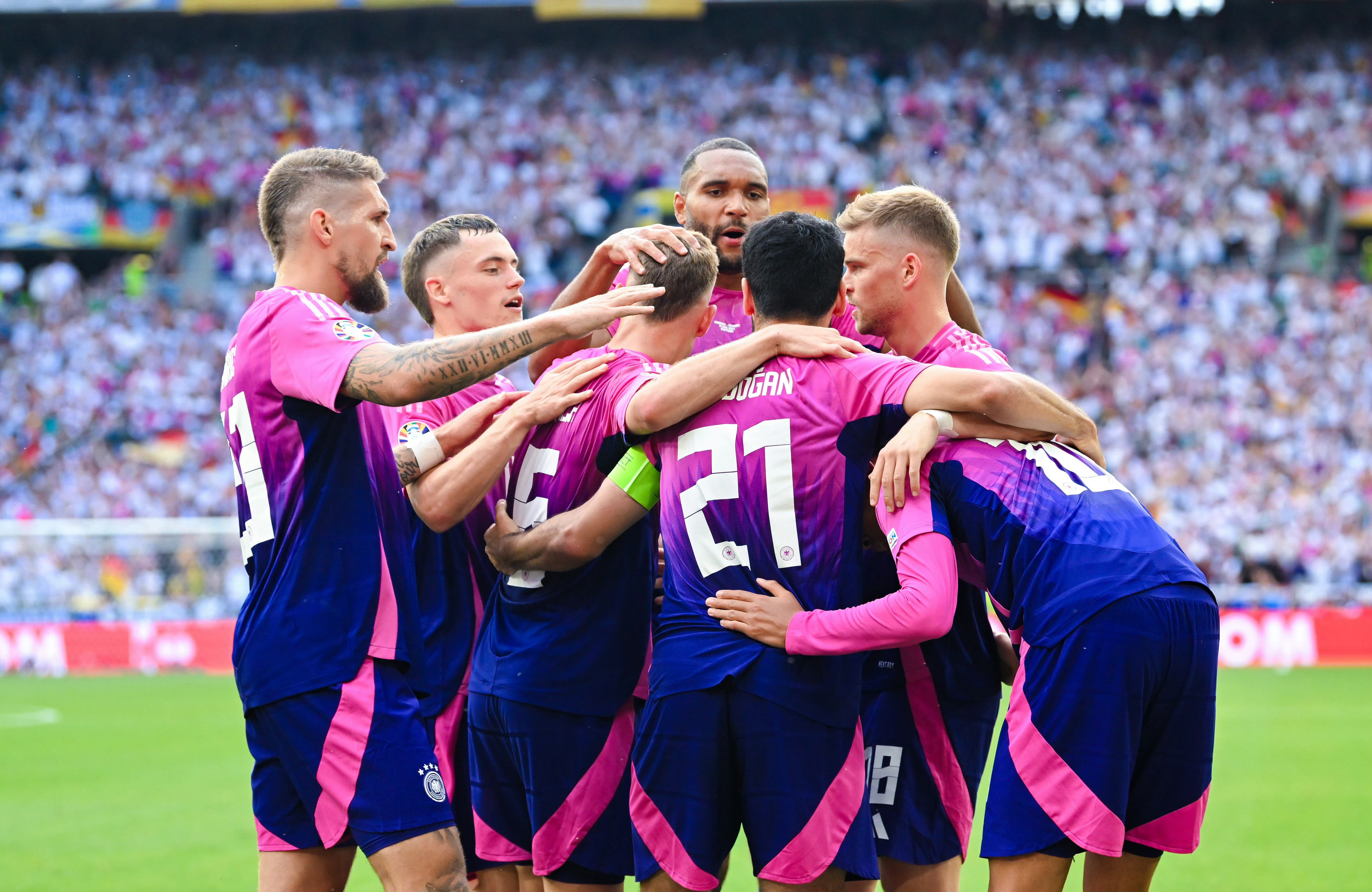 匈牙利国家队在比赛中遭遇惨败,离开赛场 匈牙利国家队在比赛中遭遇惨败,离开赛场