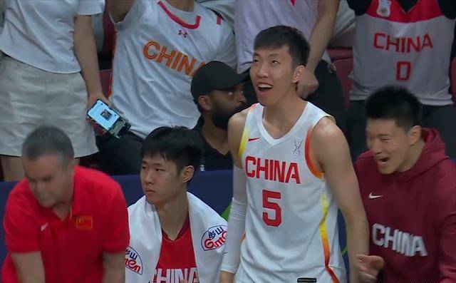 篮球比赛中出现了一次完美的助攻