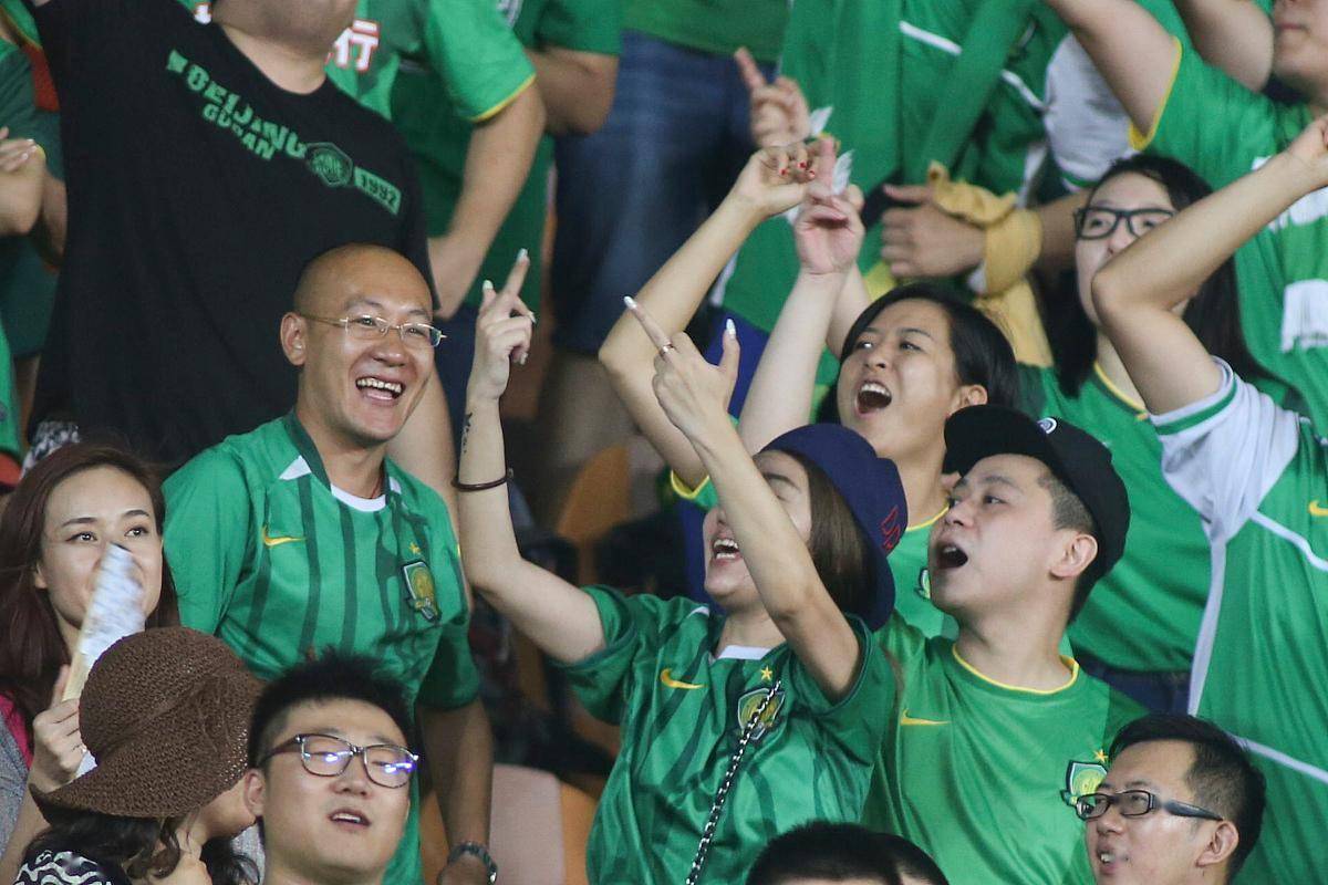 雷火电竞主播-巨星球员遭到球迷辱骂，情绪失控