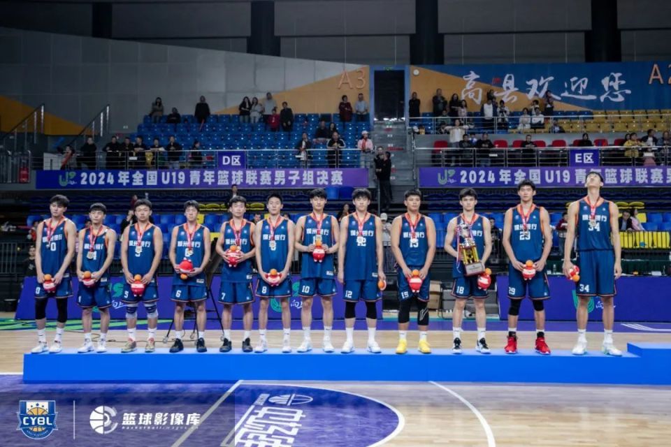 球队在国际篮球赛事中夺得亚军 球队在国际篮球赛事中夺得亚军