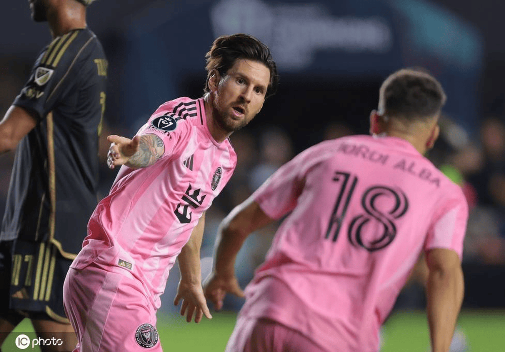 包含EDG横扫国际米兰，梅西开启传奇时刻焦点之战总决赛，成为赛场最大亮点的词条