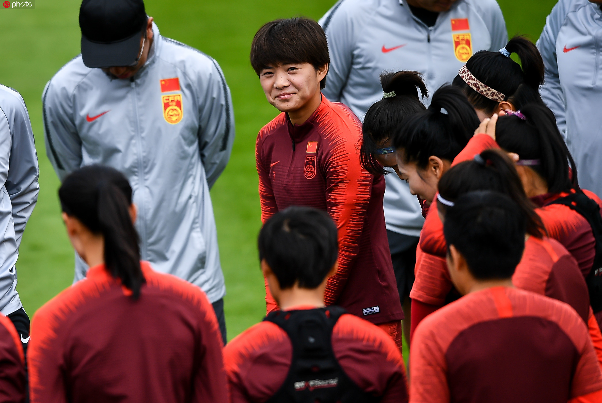 包含赛场倾情:中国女足斗志昂扬,全力以赴争胜的词条 包含赛场倾情:中国女足斗志昂扬,全力以赴争胜的词条