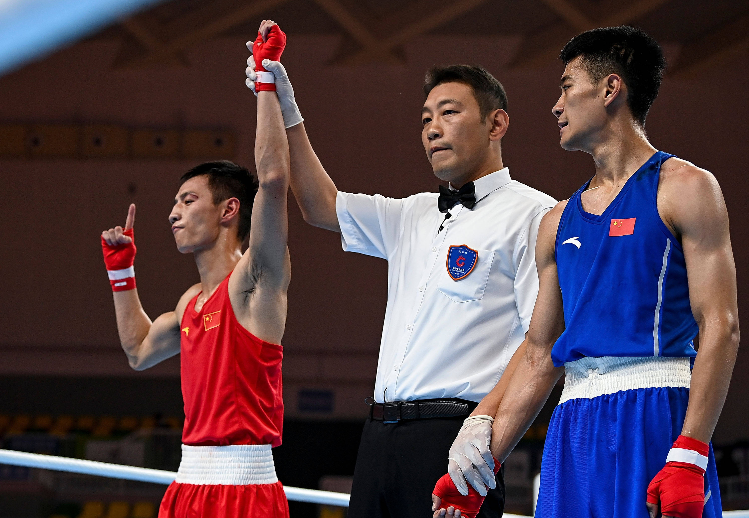 拳击赛场一幕：选手力战不懈展现拼搏精神的简单介绍