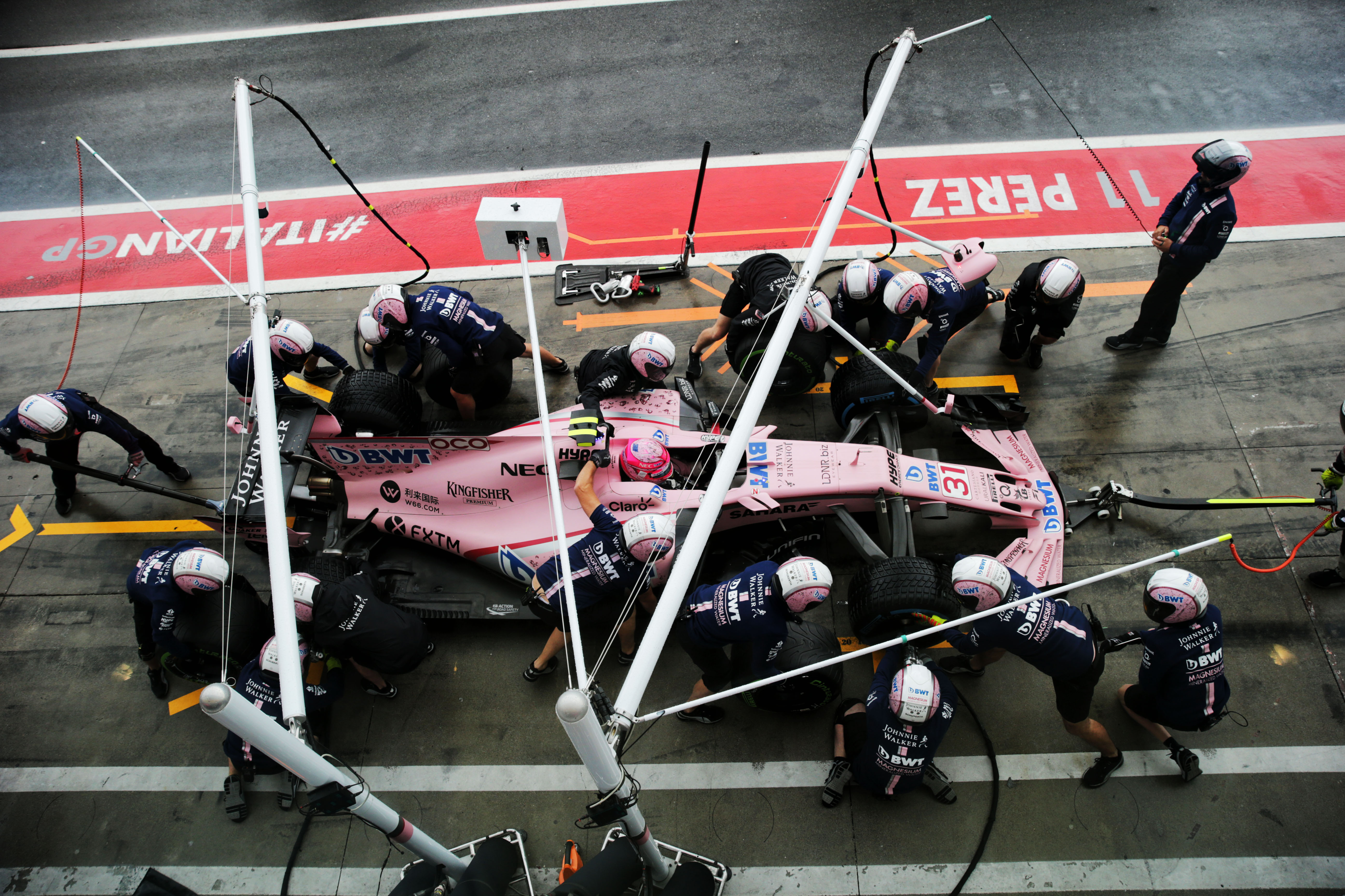 阿斯顿马丁翻盘红牛车队，佩雷兹点燃赛场的简单介绍