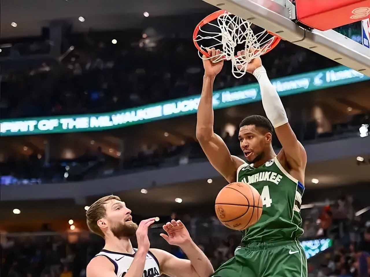 雄鹿绝杀深圳队，范弗利特点燃赛场的简单介绍