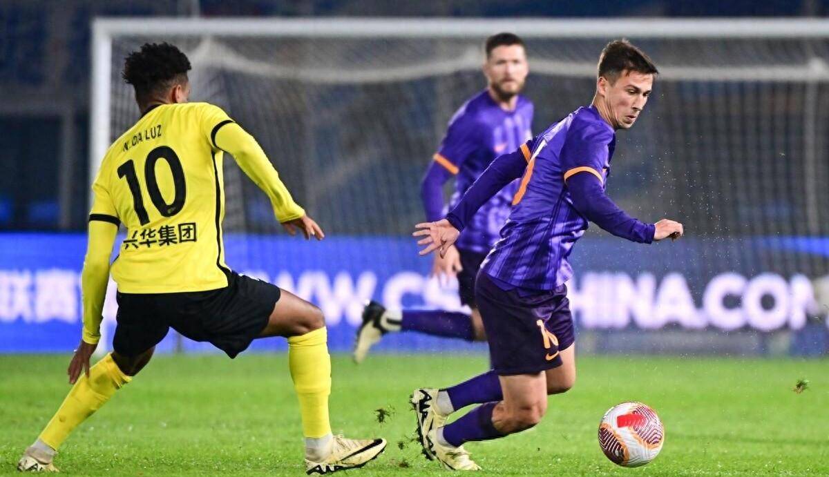 雷火电竞亚洲先驱-中场组织者积极传球，打破僵局