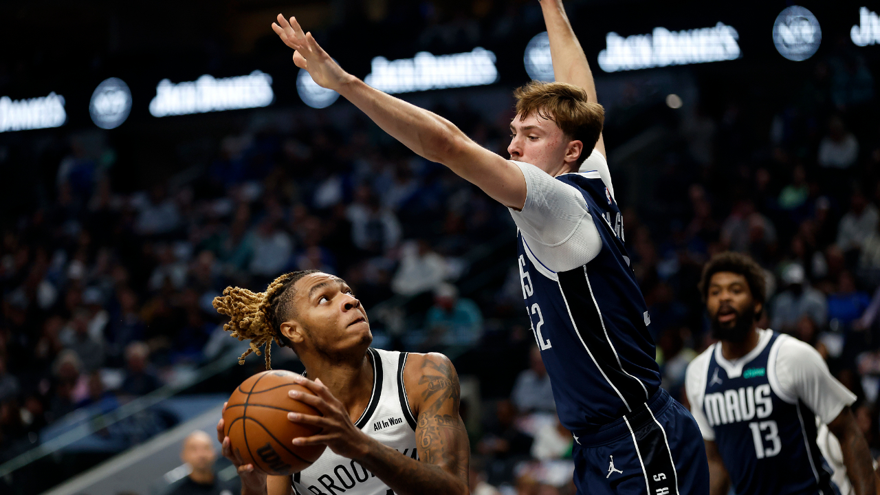 雷火电竞app-篮网险胜独行侠，麦科勒姆点燃赛场