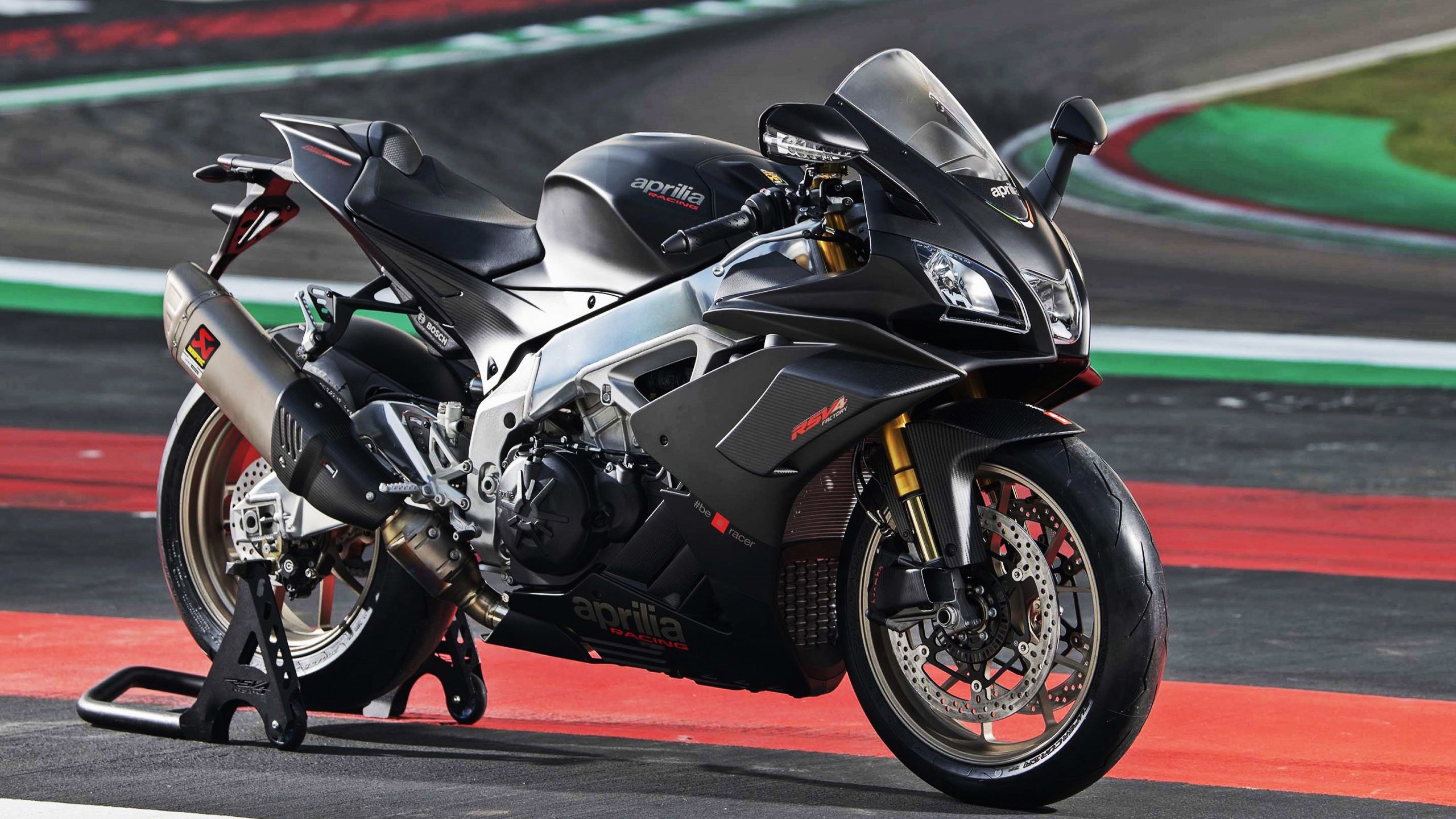 雷火电竞下载-球场与赛道，两种速度，一种掌控，当马里铁骑席卷草皮，穆勒在银色浪潮中加冕