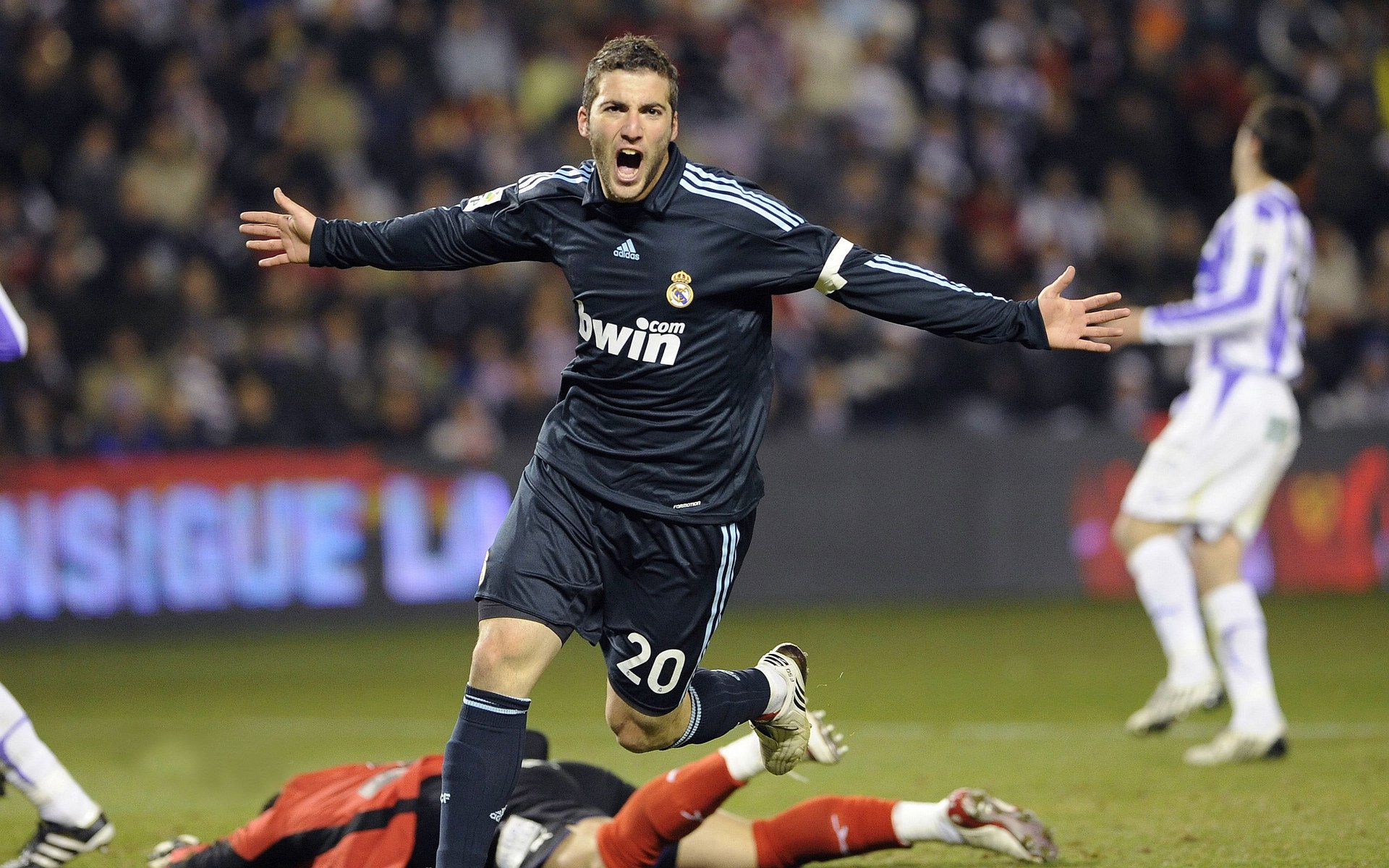 雷火电竞主播-利刃与洪流，劳塔罗的个人主宰与瑞士的团队粉碎