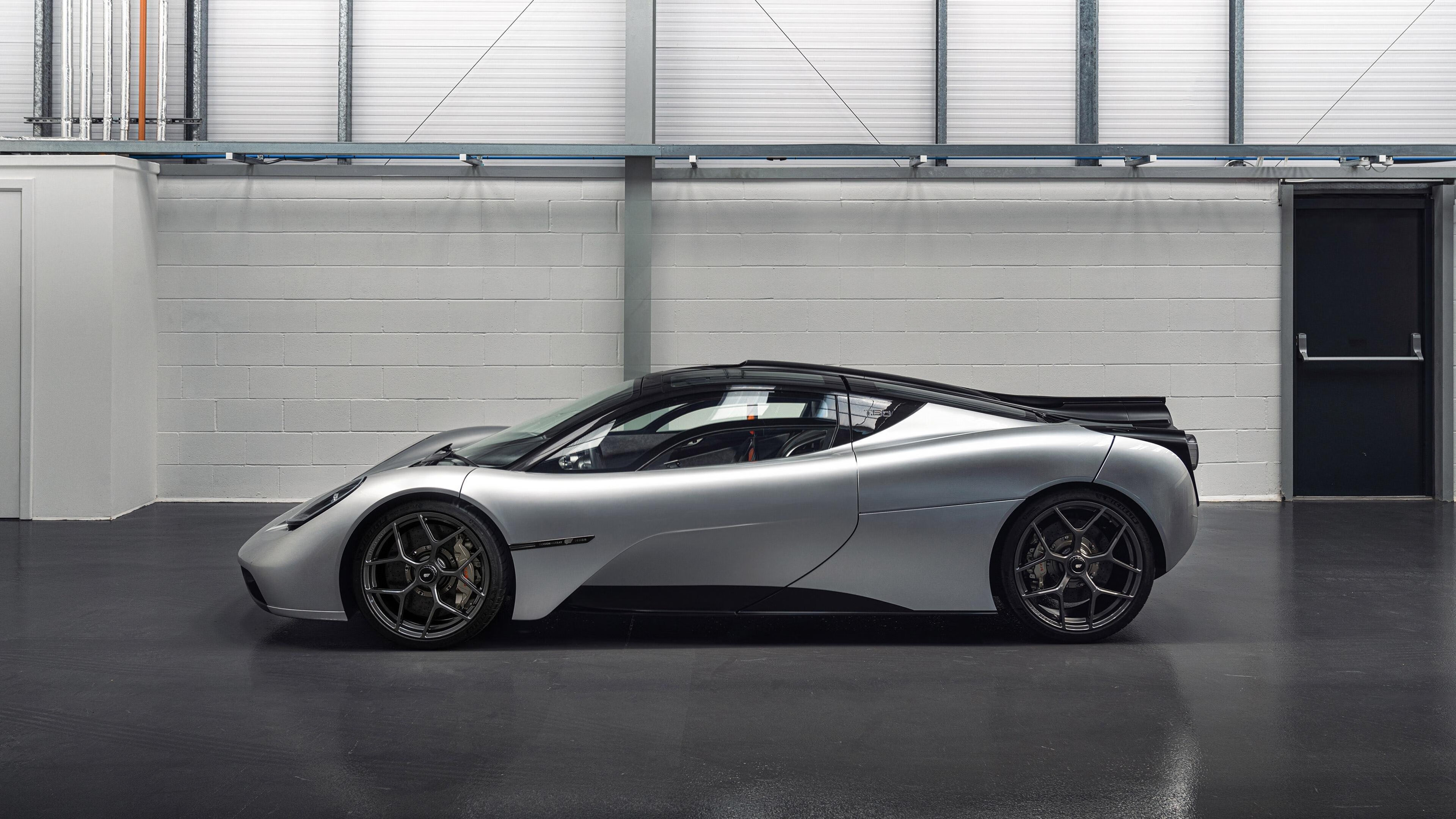 雷火电竞网址-曼联铁闸锁智利，拉亚极速掌乾坤，防守与速度的巅峰对话