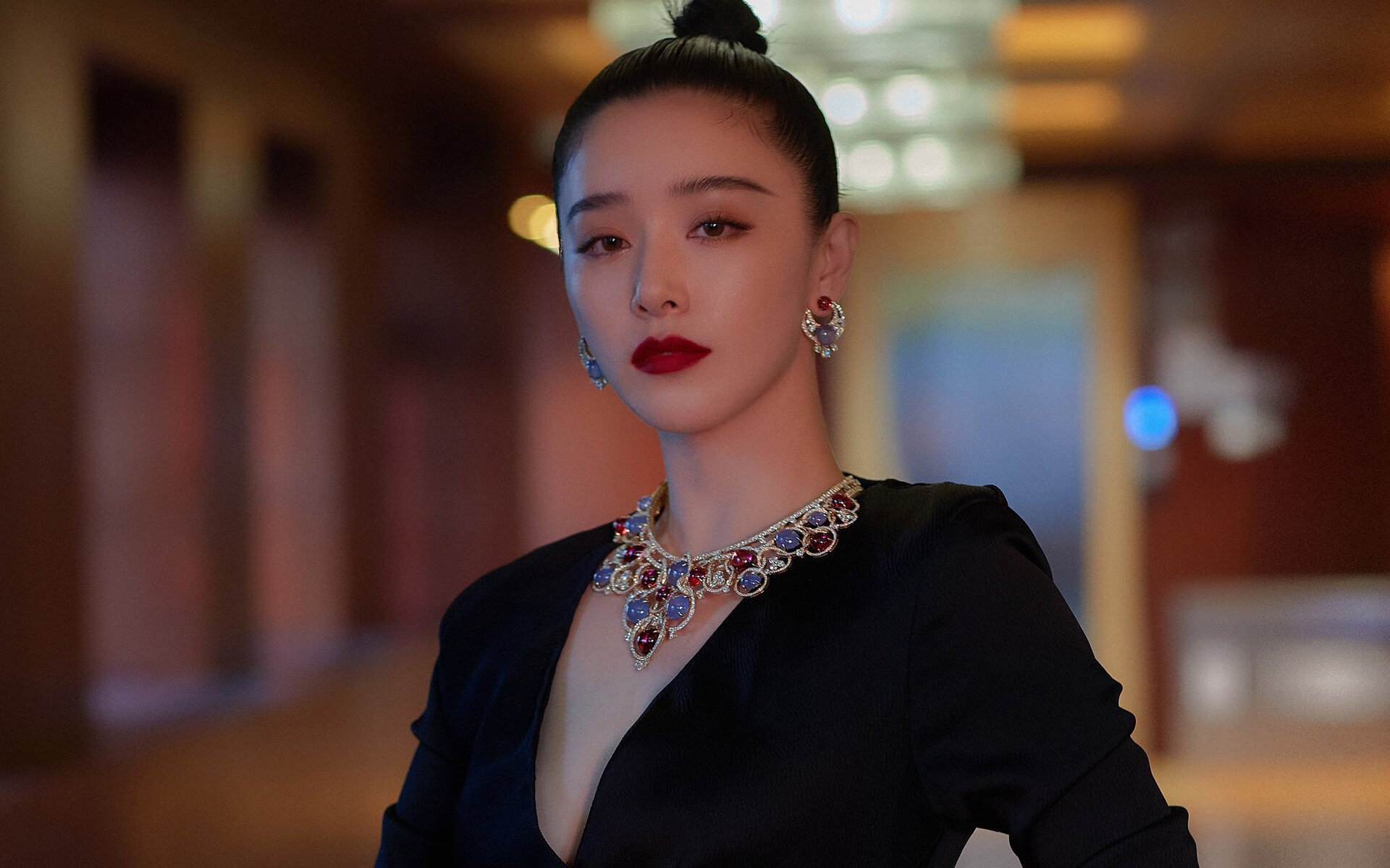 赛道上的蜂群战术，F1收官战惊现黄蜂式围攻，红牛如掘金般遭全面碾压