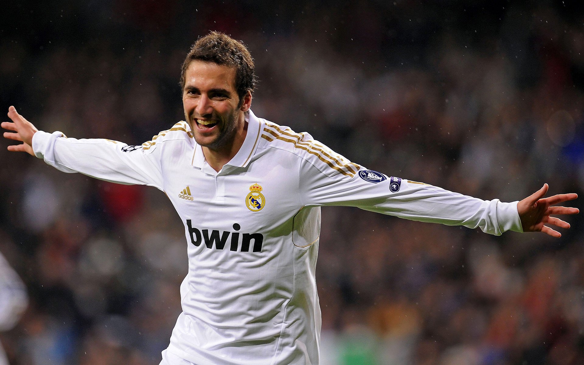 雷火电竞入驻-绿茵场上的握手，萨拉赫的足球如何点亮美乌友谊之光